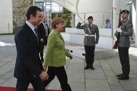 Šéf NATO Rasmussen u kancléřky Merkelové v Berlíně.