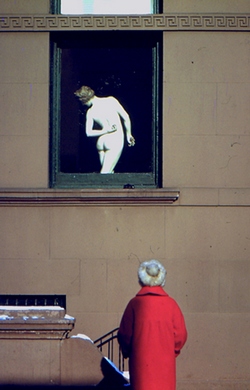 Socha a dáma v červeném kabátu, 1968.