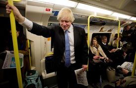 Starosta Londýna Boris Johnson na cestě do volební místnosti.