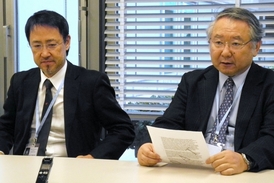 Yoshihiro Kawaoka (vlevo), vedoucí týmu, jehož studii nyní zveřejnil časopis Nature.