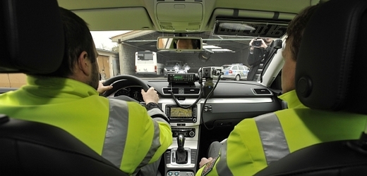 Policisté za volantem vozu VW Passat (ilustrační foto).
