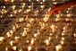 Buddhista v Malajsii zapaluje olejovou lampičku v den svátku Vesak - dne, kdy došel Buddha osvícení. (Foto: ČTK/AP) 