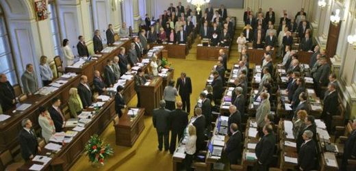 Poslanecká sněmovna schválila zpomalení valorizace důchodů.