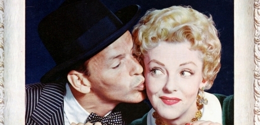 Zpěvák Frank Sinatra ve filmové verzi muzikálu Sázky z lásky z roku 1955.
