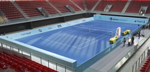 Modrá antuka na tenisovém turnaji v Madridu.