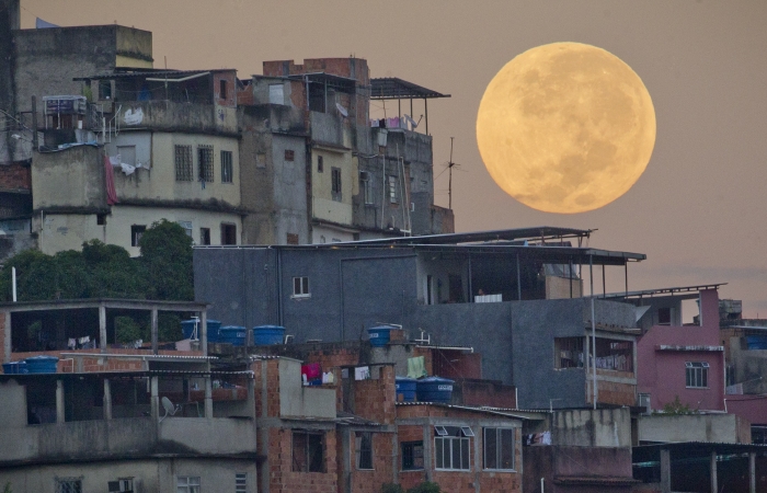 V Brazílii byl superúplněk velmi dobře viditelný. (Foto: ČTK/AP)