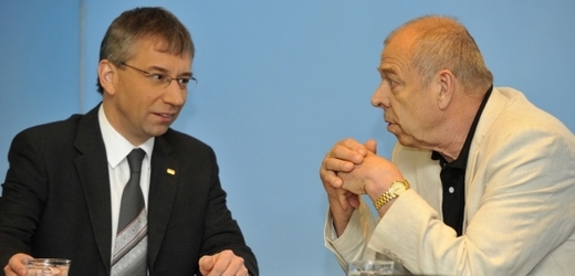 Ministr práce a sociálních věcí Jaromír Drábek (vlevo) v debatě s šéfodborářem Jaroslavem Zavadilem.