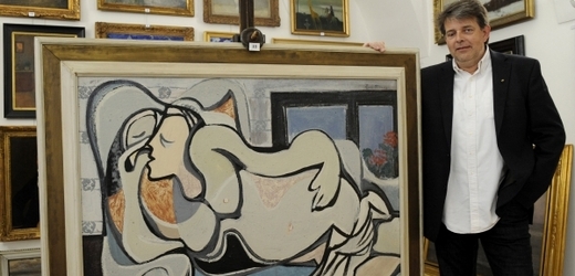 Obraz Emila Filly Ležící žena s vyvolávací cenou 9,5 milionu korun (na snímku, vpravo je majitel galerie Martin Kodl). 