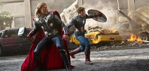 Avengers triumfují: proti zlu, ale i v tržbách.