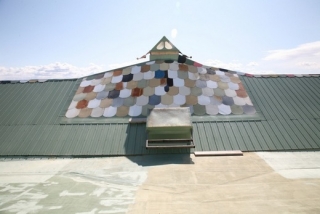 Střecha z recyklovaných kovových plátů.