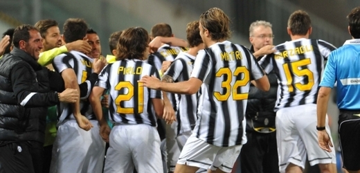 Fotbalisté Juventusu se radují z mistrovského titulu.