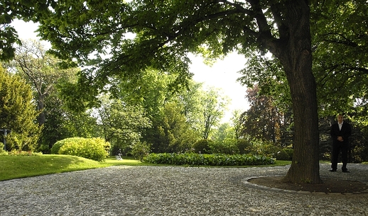 Krásu zahrad v okolí sídla premiérů si mohli návštěvníci po prohlídce vychutnat sami. Přálo jim k tomu počasí.