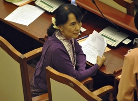 Suu Ťij uspěla v nedávných doplňovacích volbách, a tak nově zasedá v parlamentu.