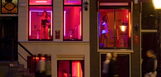 Praha bojuje proti tomu, aby prostitutky lákaly své klienty v otevřených výlohách amsterdamského typu.