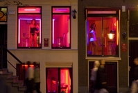 Praha bojuje proti tomu, aby prostitutky lákaly své klienty v otevřených výlohách amsterdamského typu.
