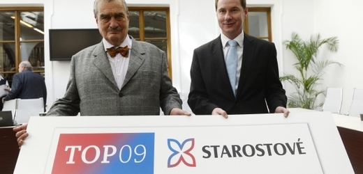 Předseda TOP 09 a ministr zahraničních věcí Karel Schwarzenberg (vlevo) a předseda hnutí Starostové a nezávislí Petr Gazdík představili v Praze nové logo pro krajské volby 2012.