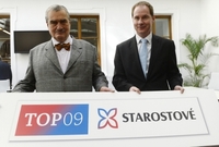 Předseda TOP 09 a ministr zahraničních věcí Karel Schwarzenberg (vlevo) a předseda hnutí Starostové a nezávislí Petr Gazdík představili v Praze nové logo pro krajské volby 2012.
