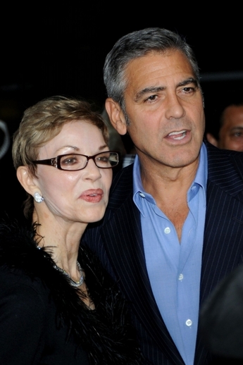 Herec George Clooney se svou matkou Stacy.
 