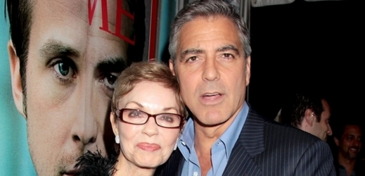 Herec George Clooney se svou matkou Stacy.