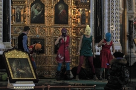 Série protestních happeningů Pussy Riot vyvrcholila vystoupením v kostele.