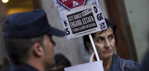 Španělka demonstruje proti politice vlády, do níž patří i znárodnění banky.