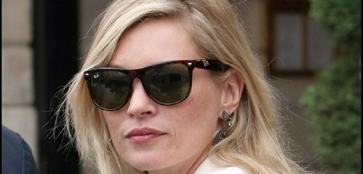 Kultovní brýle nosí i rebelka Kate Mossová.