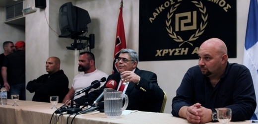 Šéf neonacistické strany Zlatý úsvit Nikolaos Mihaloliakos (uprostřed). 