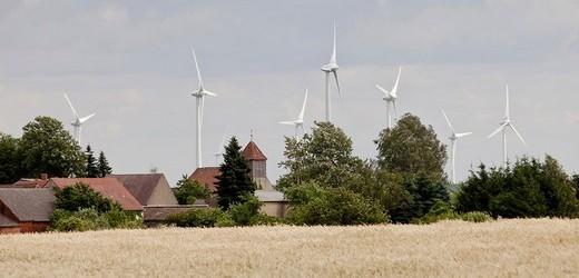 Východoněmecký Feldheim má 145 obyvatel, 37 domů a 43 větrných turbín. 