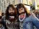 I protiklady se přitahují. Tito dva fanoušci v Bratislavě jsou toho důkazem. (Foto: Jan Koller/ČTK)