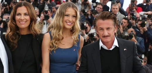 Roberta Armani (zleva), Petra Němcová a Sean Penn v Cannes.