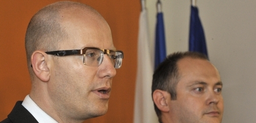 Předseda ČSSD Bohuslav Sobotka a místopředseda Michal Hašek (vpravo) vystoupili 18. května v Praze na tiskové konferenci po jednání politického grémia strany.