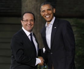 Barack Obama (vpravo) s novým francouzským prezidentem Hollandem.