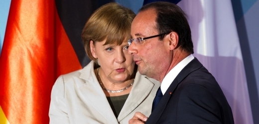 Angela Merkelová v rozhovoru s francouzským prezidentem Francoisem Hollandem.