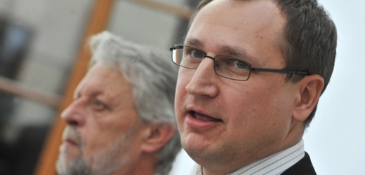 Poslanec ČSSD Richard Dolejš (vpravo).
