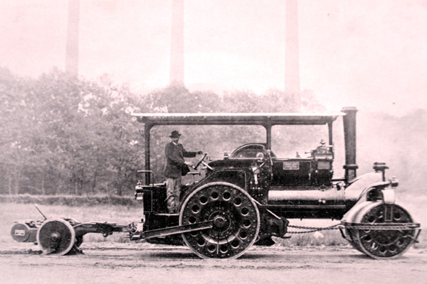 Převratnou novinkou firmy Laurin & Klement pro rok 1912 byl i tento benzinový válec silniční.