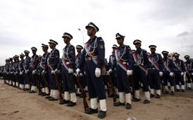 Vojáci se připravovali na úterní přehlídku ke 22. výročí sjednocení Jemenu.