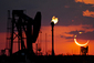 Sluneční kotouč na pozadí ropných polí v Texasu.