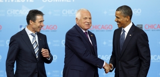 Václav Klaus (uprostřed) s generálním tajemníkem NATO Rasmussenem a americkým prezidentem Obamou.