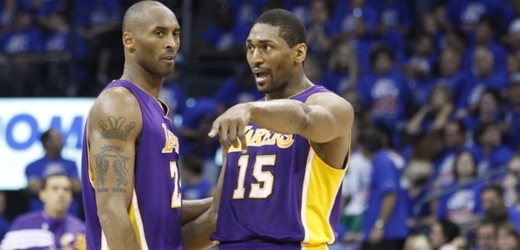 Největší hvězda Lakers Kobe Briant (vlevo).