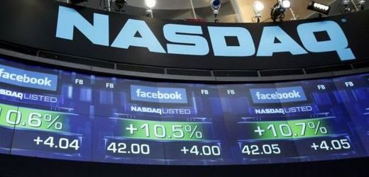 Kolem vstupu Facebooku na burzu se vyrojila řada otázek. Akcie padají zřejmě i kvůli špatnému výhledu tržeb.