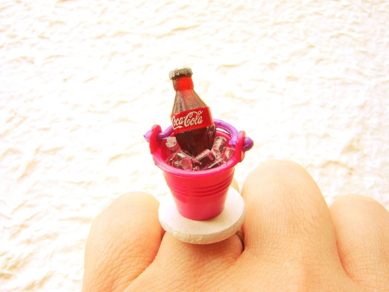 Šperk pro milovníky coca-coly.