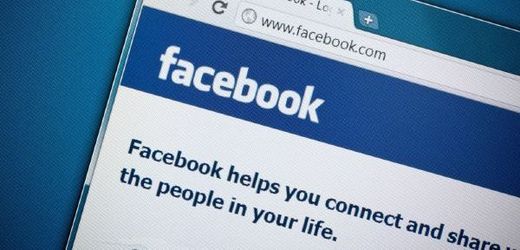 Akcie Facebooku začaly po vstupu na burzu rychle klesat. 