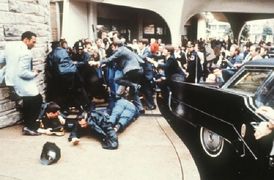 Pokus o atentát na Reagana u hotelu Hilton ve Washingtonu.