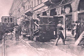 Zničená tramvaj při revolučních událostech v Budapešti.