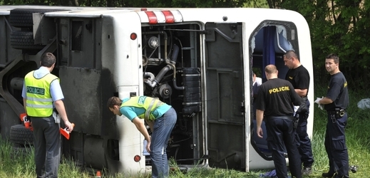 V autobusu se zranilo 12 lidí.