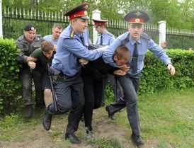 Policie zasahuje proti nepovolené ekologické demonstraci na okraji Moskvy.