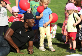 Usain Bolt si v Ostravě našel čas i na děti.