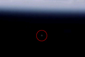 Posádka ISS spatřila loď Dragon zatím jen jako malý objekt ve vzdálenosti 2,5 km (v červeném kroužku).