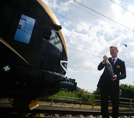 Leoš Novotný křtí svůj nový vlak.