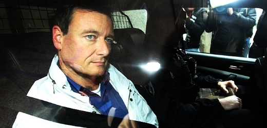 Davida Ratha, obviněného z korupce, odváží policie do vazební věznice v Litoměřicích, 16. květen 2012.